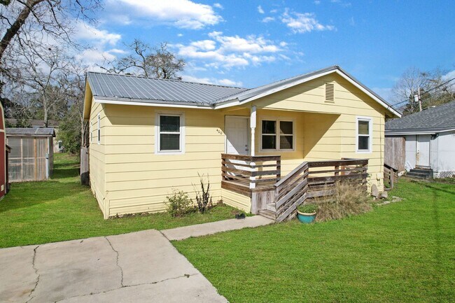 Building Photo - 3 bedroom 1 bath house in Midtown availabl...