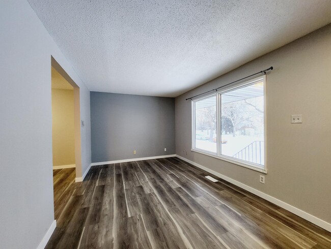 Building Photo - 12212-12277 77 St NW