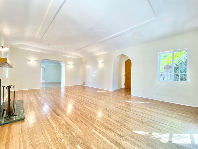 Building Photo - 326 S Spalding Dr