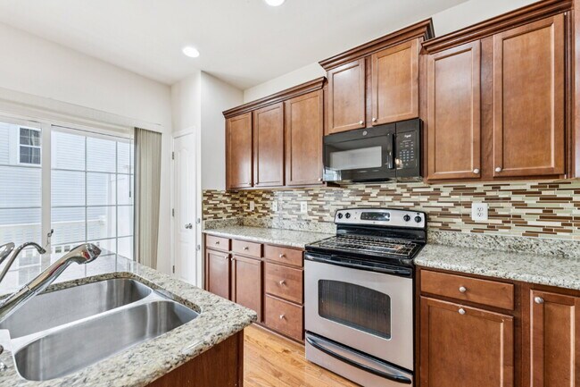 Building Photo - Charming town home located in a quiet, tree-lined community Field stone!