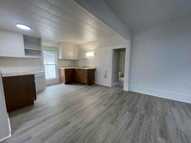 Building Photo - 608 3rd St