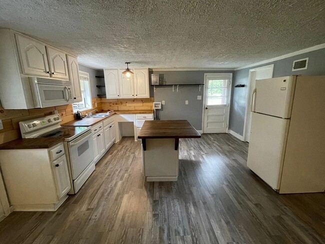 Building Photo - Charming 3-Bedroom 1.5 Bath Cottage-Style ...