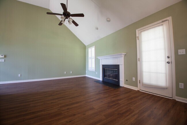 Foto del edificio - 3711 Ivanora Dr