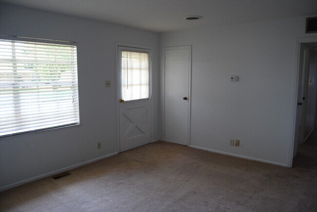 Foto del edificio - Beautiful 3 Bed, 1.5 Bath Home in the Hear...