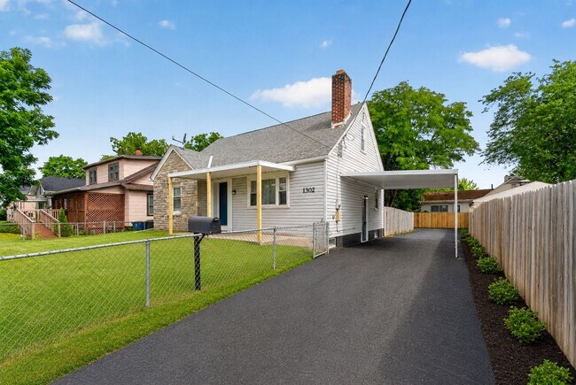 Building Photo - Updated 3 Bedroom Home - Available Now!