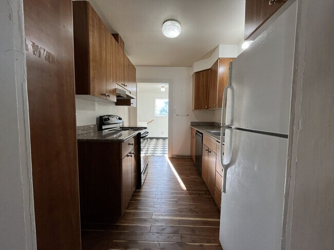 Foto del edificio - Character-Rich Two-Bedroom with Vintage Bath, Ample Storage & Expansive Outdoor Space