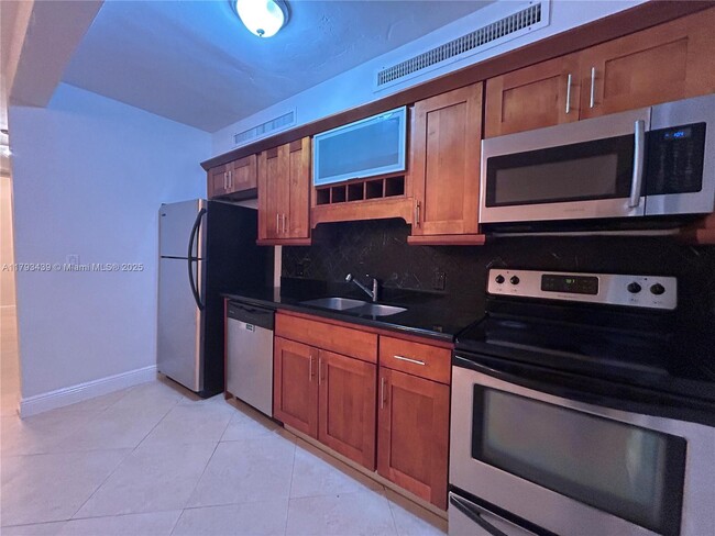 Building Photo - 2880 Pine Tree Dr