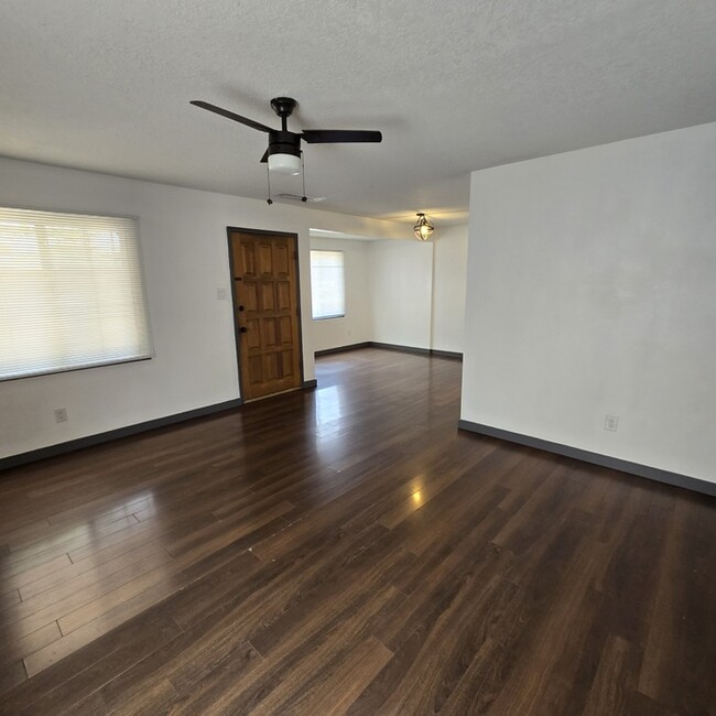 Building Photo - 800 Palomas Dr NE