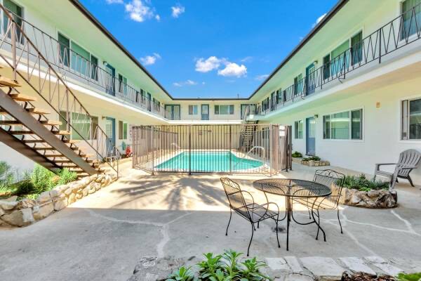 Foto del edificio - 4117 W 129th St