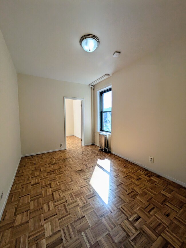 Building Photo - 542 E 79th St