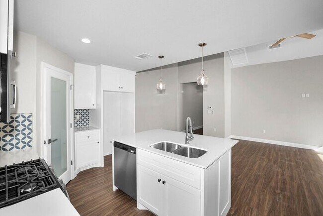 Foto del edificio - 7628 Woodford Ave