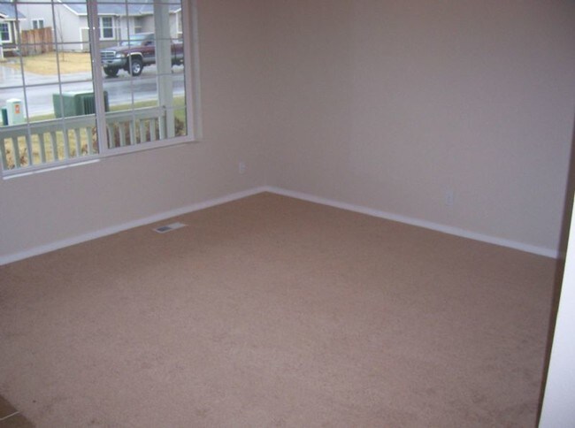 Building Photo - Large 3 Bed 2.5 Bath W/Large Bonus room