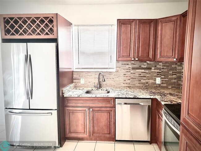 Foto del edificio - 1443 NE 56th St