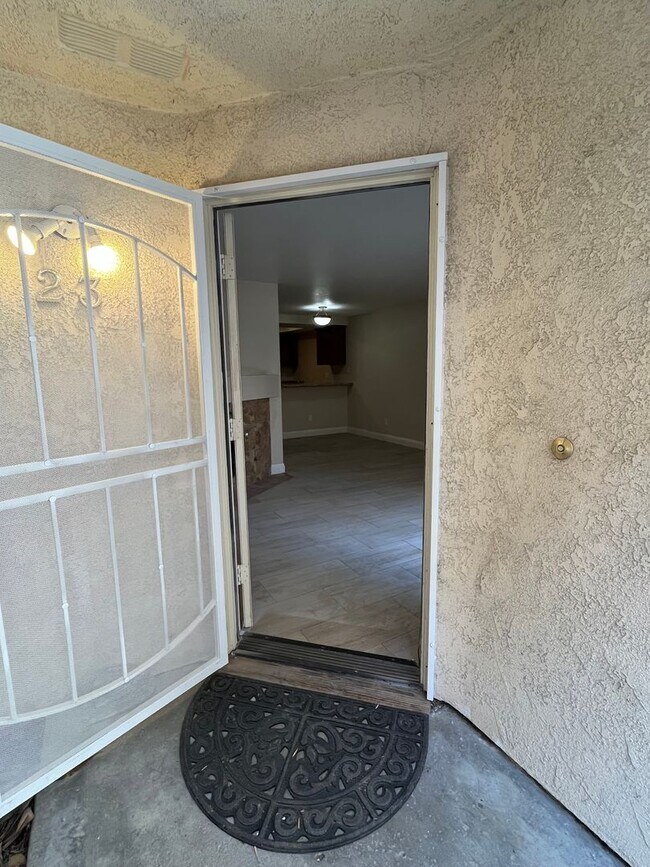 Foto del edificio - BEAUTIFULLY UPGRADED 1 STORY CONDO