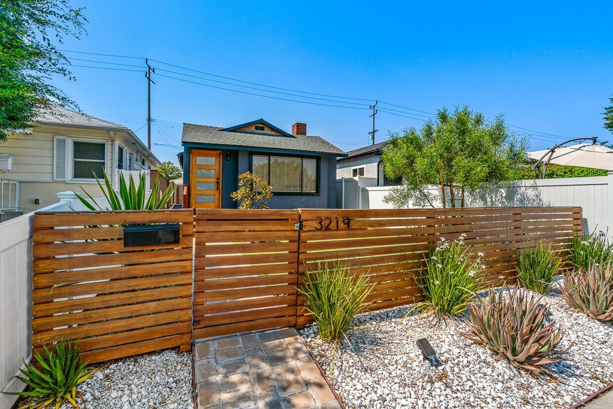 Foto principal - Move-in ready Magnolia Park gem — modern f...