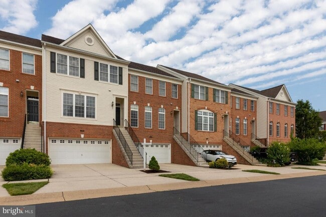 Foto del edificio - Spacious 3-level townhome with a 2-car garage in the desirable South Riding community.