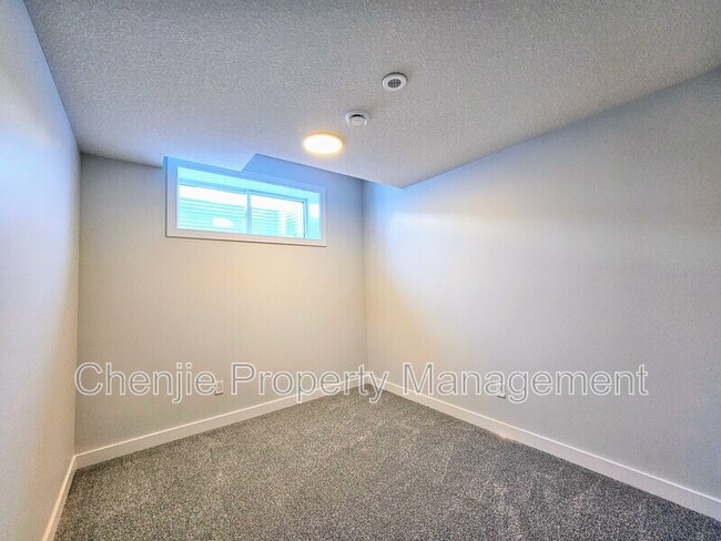 Building Photo - 6038 Edmonds Pl NW