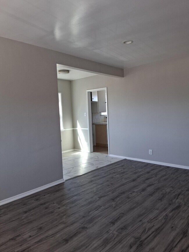 Foto del edificio - 1421 W 84th Pl