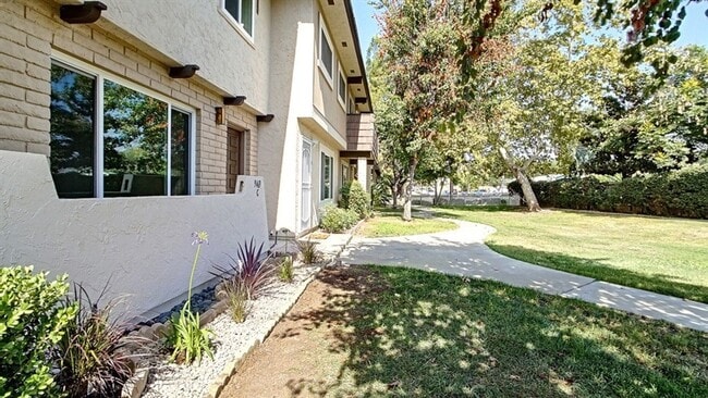 Foto del edificio - 3BR 1.5BA Townhome with 2 Car Garage, Larg...