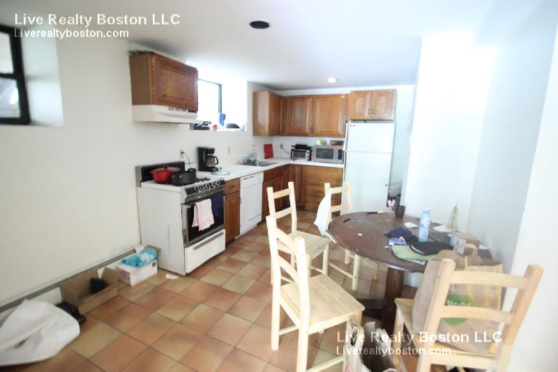 Primary Photo - 132 Chiswick Rd