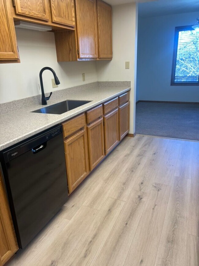 Building Photo - Beautiful & Spacious 2 Bed / 2 Bath Condo Near MSU – Top-Floor with Garage!