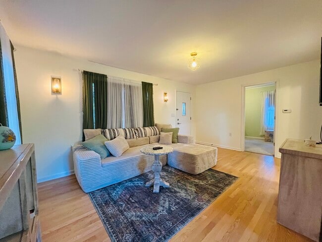 Foto del edificio - 6204 Hillcrest Rd