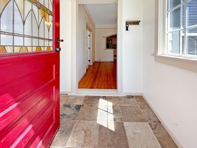 Foto del edificio - $0 DEPOSIT OPTION. CHARMING 3 BEDROOM WITH FENCED IN YARD AND DETACHED GARAGE IN DENVER'S BERKELE...