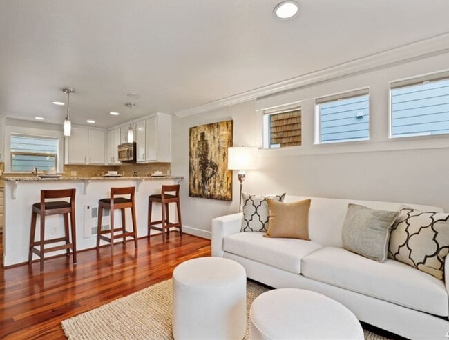 Building Photo - Elegant Living  - Available May 5th.