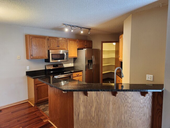 Foto del edificio - updated 2 bed townhouse under 2k per month in Burnsville! Open concept, master bed w/attached bat...