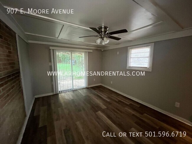 Foto del edificio - 907 E Moore Ave