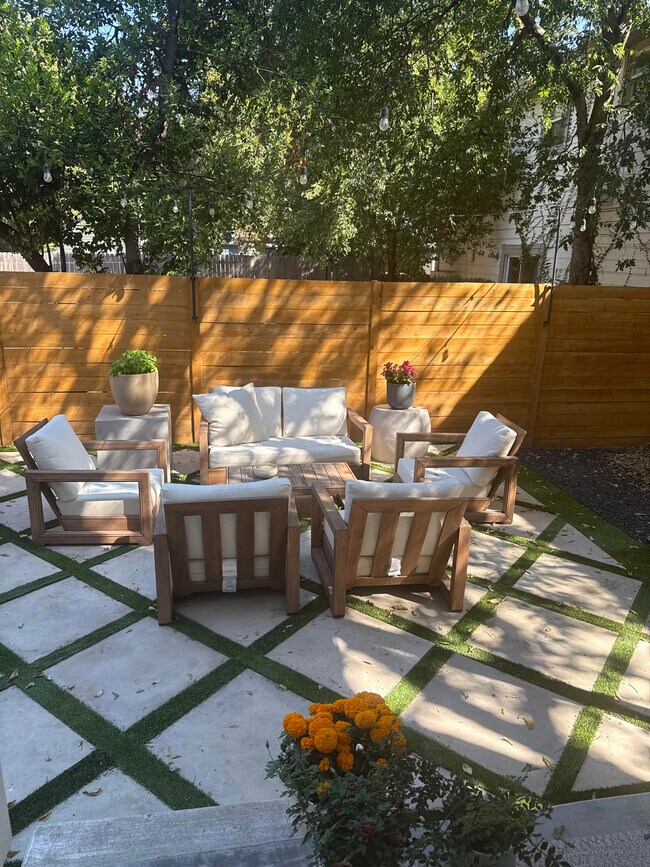 Foto del edificio - 1818 Waterston Ave