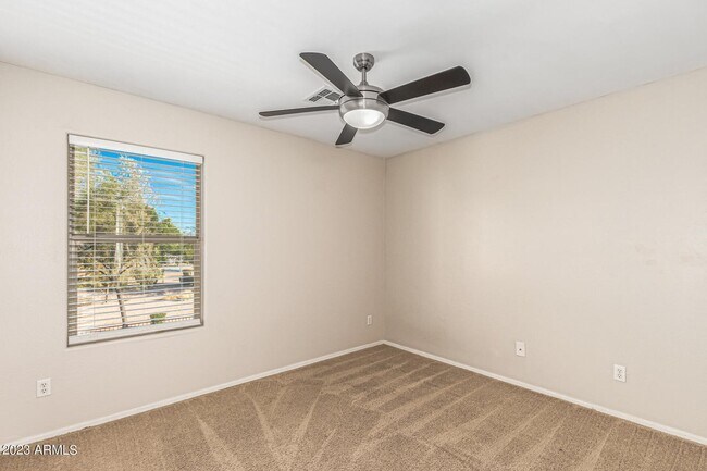 Foto del edificio - 2436 E Meadow Creek Way