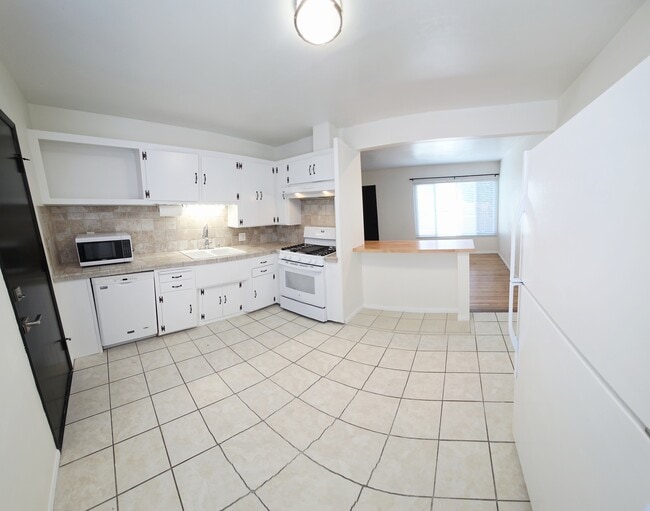 Building Photo - 2039 Thomas Ave