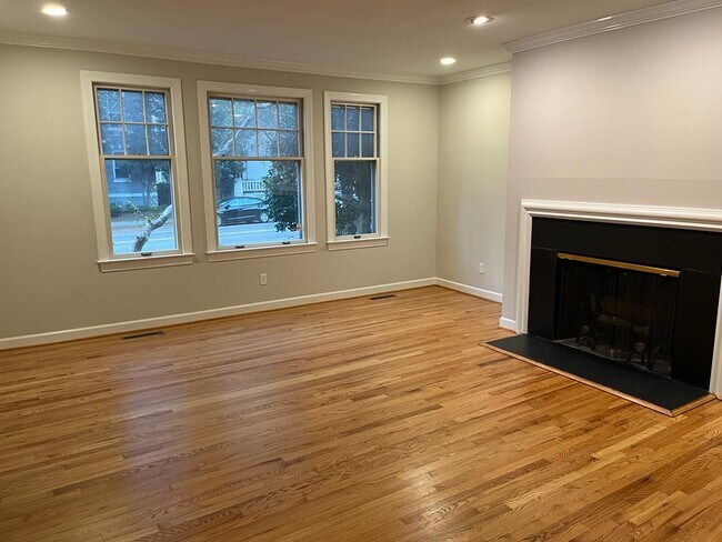 Living Room - 1008 Colonial Ave