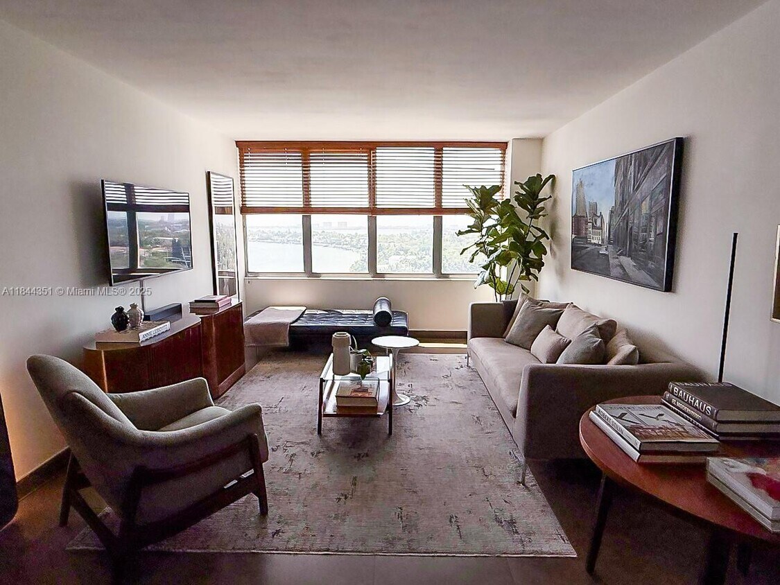 Foto principal - 7441 Wayne Ave