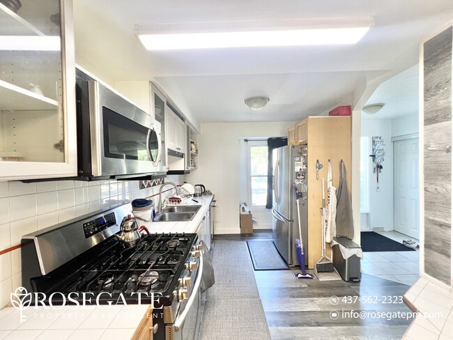 Building Photo - Modern 4-Bedroom Freehold Townhouse – 1,20...
