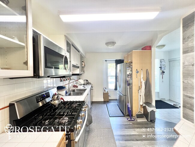 Photo du bâtiment - Modern 4-Bedroom Freehold Townhouse – 1,20...