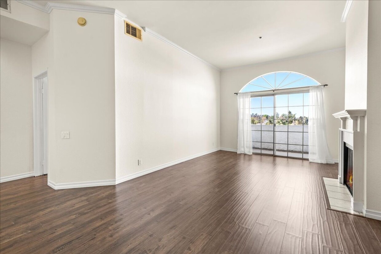 Foto principal - Top-Floor Condo in the Heart of Sherman Oaks