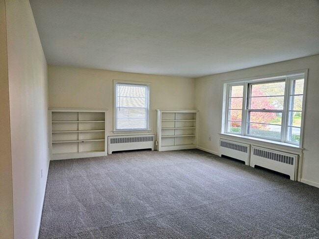 Building Photo - 292 W Main St