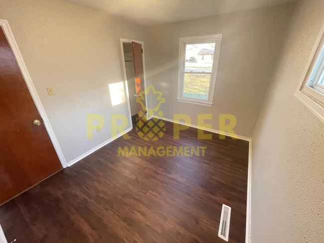 Building Photo - 3 Bed Ranch with Large fenced in yard and ...
