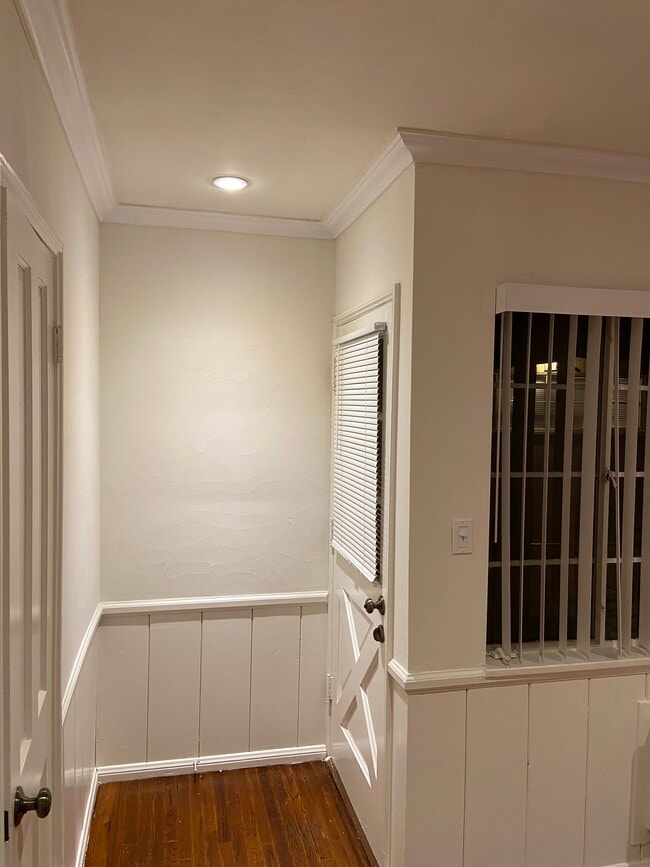 Building Photo - 11960 Moorpark St