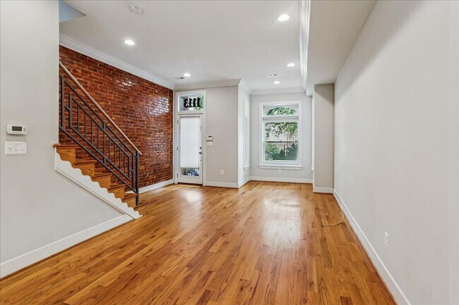 Foto del edificio - Charming 3 Full Level Rowhome w/ Private Outdoor Courtyard! Garage near Eastern Market