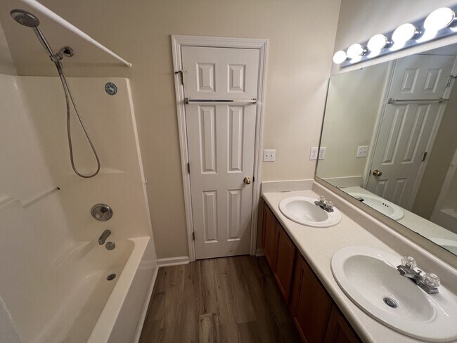 Foto del edificio - 204 Hawkridge Pl