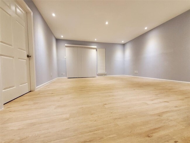 Building Photo - 2824 S Bartell Dr