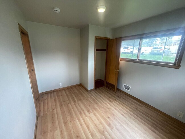Foto del edificio - 1635 W Bolivar Ave