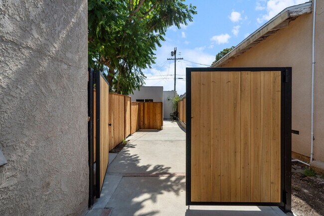 Building Photo - Quiet Guest house with private patio in Wi...