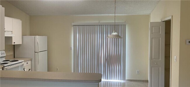 Building Photo - Vero Lake Estates