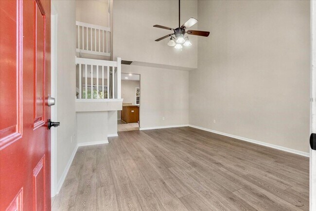 Foto del edificio - Bright, Spacious, and Ideally Located in t...