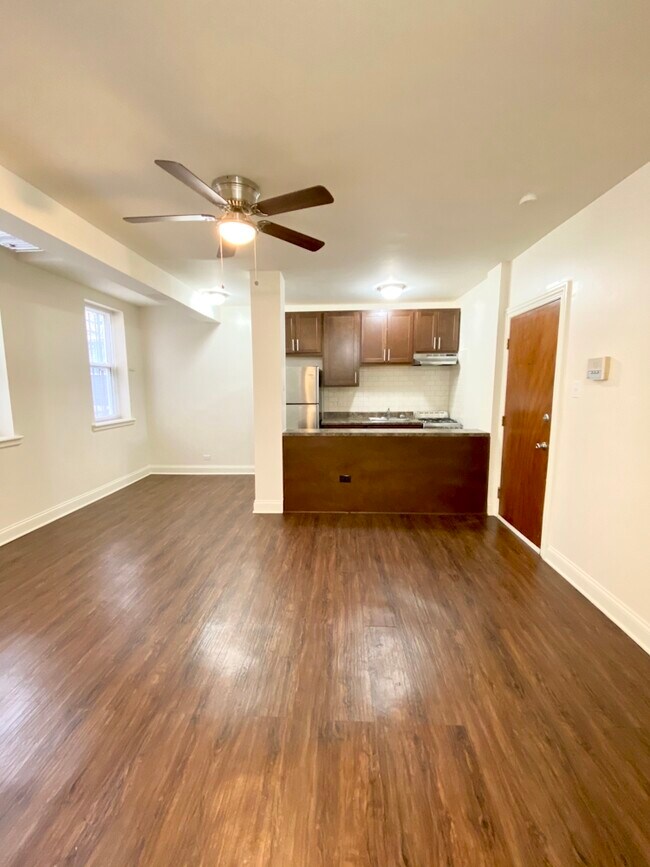 Foto del edificio - 4756 N Maplewood Ave