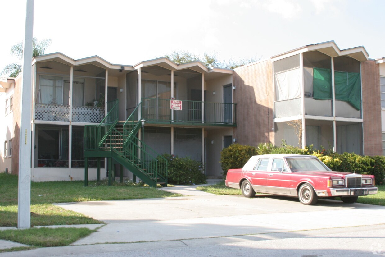 Building Photo - Lakeview